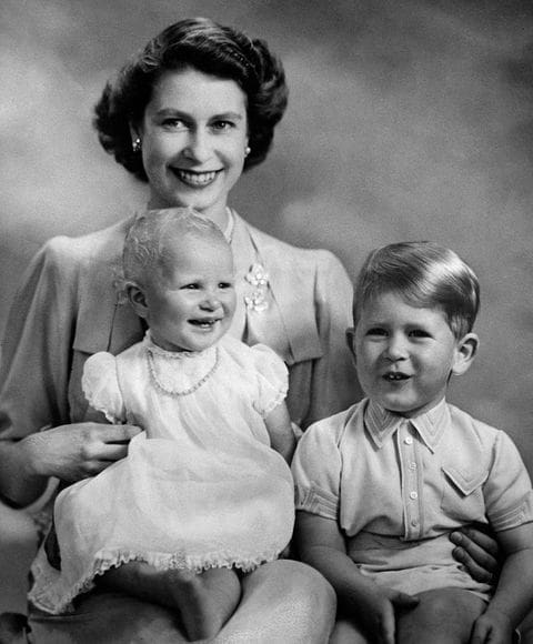 Queen-elizabeth-with-baby-ann-and-king-charles